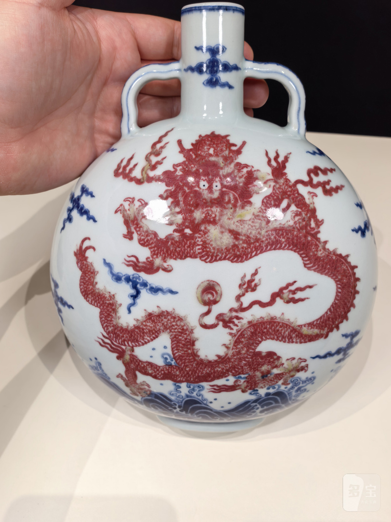清乾隆 青花釉里红龙纹抱月瓶 - 图9
